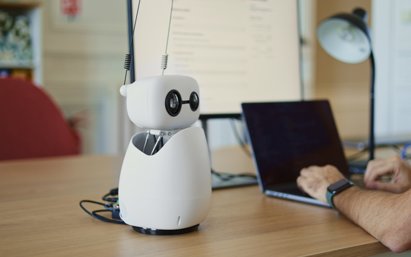 reachy-the-robot-gets-a-mini-(kit)-version