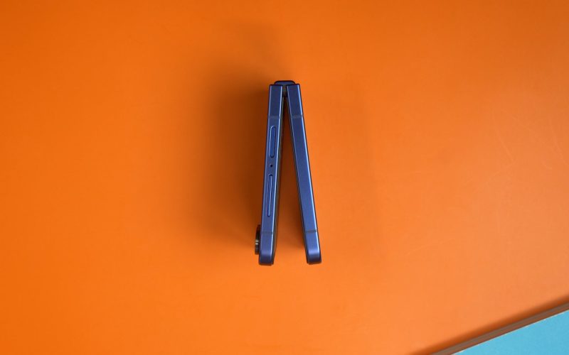 apple-should-ditch-the-iphone-fold-and-make-a-z-flip-7-rival-instead