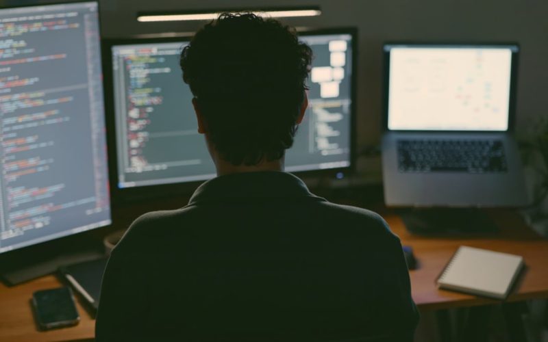 software-engineer-goes-viral-for-working-at-multiple-startups-at-once