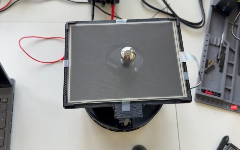 robot-balances-ball-on-a-plate