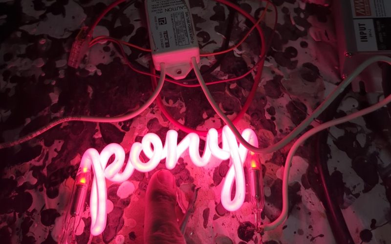 wearable-neon-necklaces-run-on-battery-power