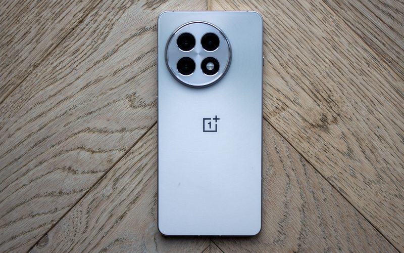 new-oneplus-15-leaks-point-to-a-bigger-battery-and-a-faster-screen
