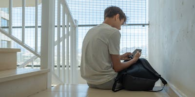 the-stricter-the-cellphone-policy,-the-happier-the-teacher,-research-finds