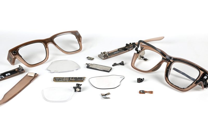 the-fascinating-waveguide-technology-inside-meta’s-ray-ban-display-glasses